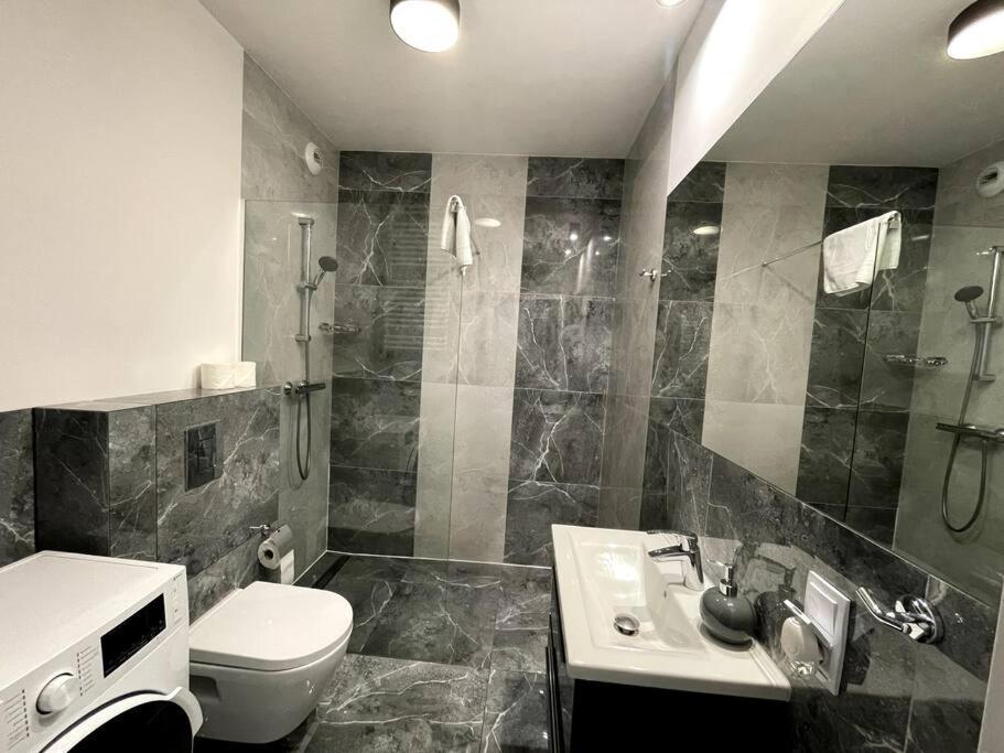 New Apartment - Near Sky Tower - 4 People - New Building - Lift Wrocław Eksteriør billede